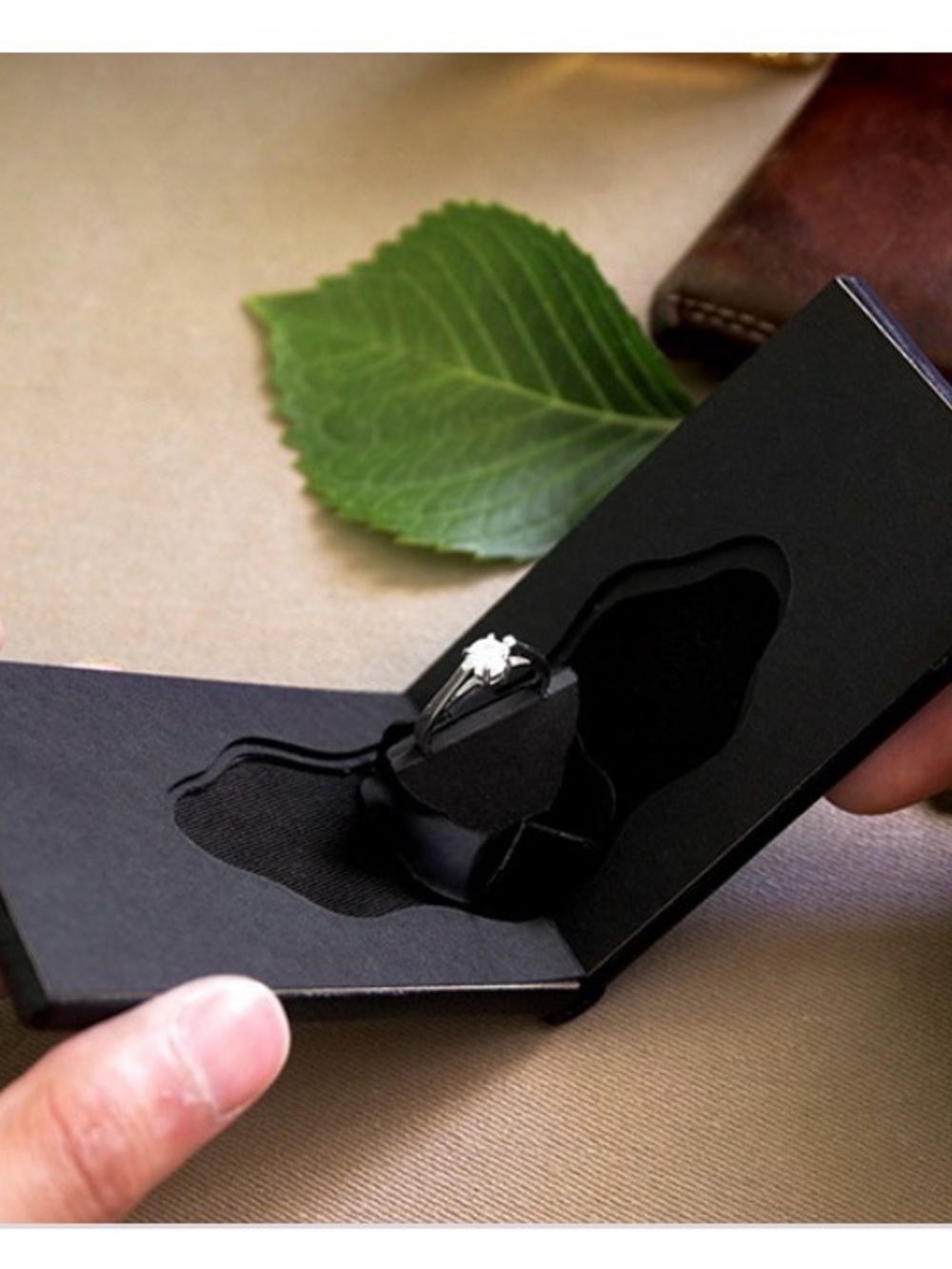 Super-Slim Ring Box With Pirouetting Display